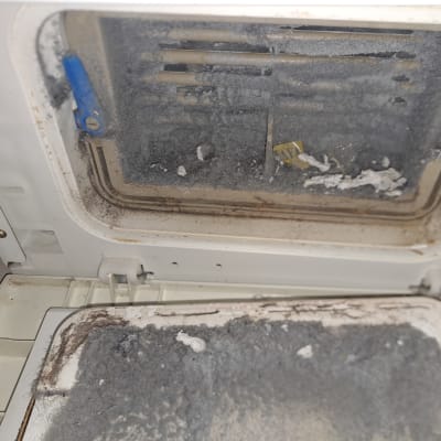 מסנן מייבש כביסה עם אבק ולכלוך מצטבר