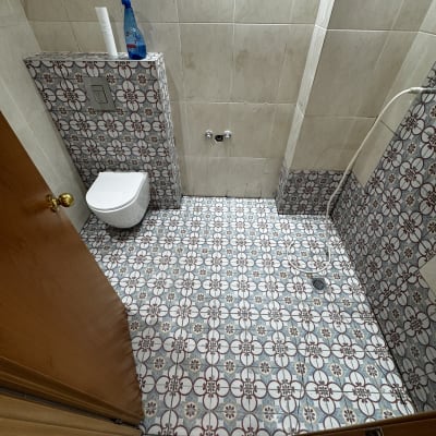חדר אמבטיה עם אריחים מעוצבים ומקלחת