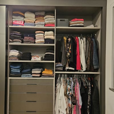 ארון בגדים מאורגן עם מדפים ומגירות