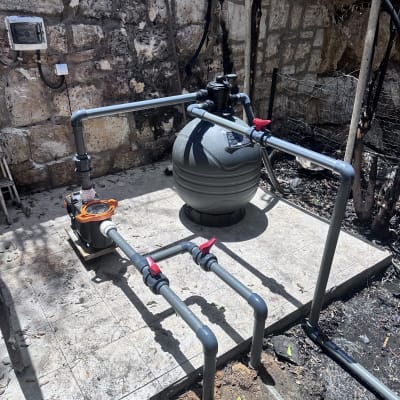 מערכת סינון מים לבריכה עם צינורות וברזים