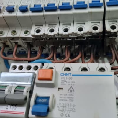 לוח חשמל עם מפסקים וחוטים