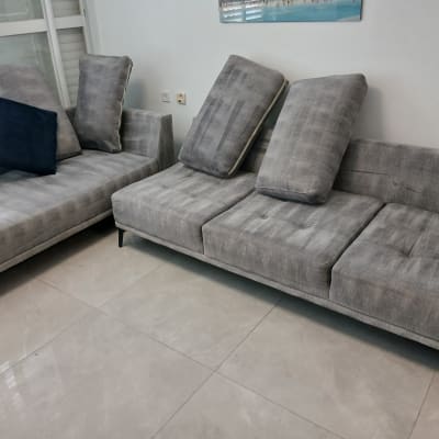 ספות אפורות עם כריות בחדר מגורים