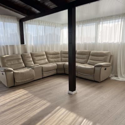 רצפת פרקט עץ בהירה בחדר מואר