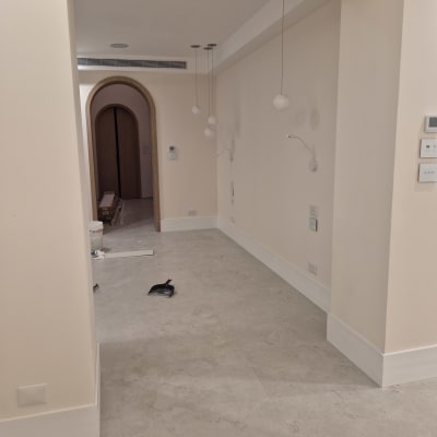 רצפת פרקט עם כלים לעבודה