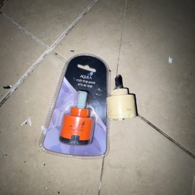 מוצרים על רצפת קרמיקה, כלי עבודה בצבע כתום
