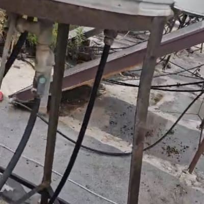 צינורות מים מחוברים למיכל על גג