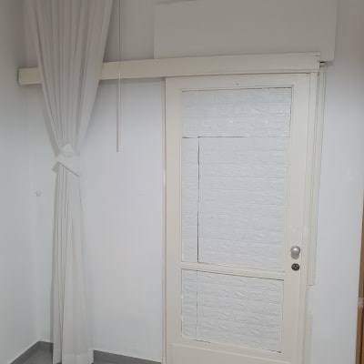 דלת לבנה עם ידית מתכת וחלונות אטומים