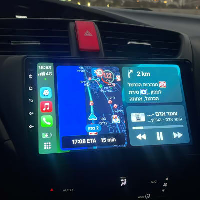 מסך ניווט ברכב עם מפה והוראות נסיעה