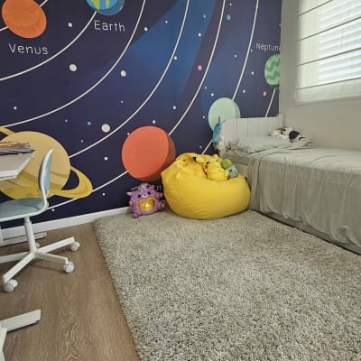 קיר עם טפט מערכת השמש וכוכבי לכת צבעוניים