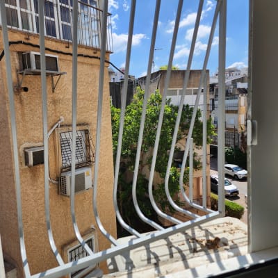 סורגי מתכת לבנים על חלון פתוח