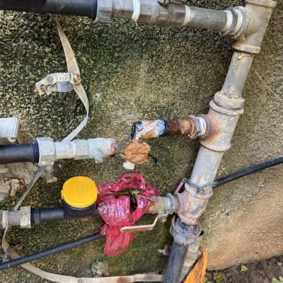 צינורות מים עם ברזים וחיבורים חלודים