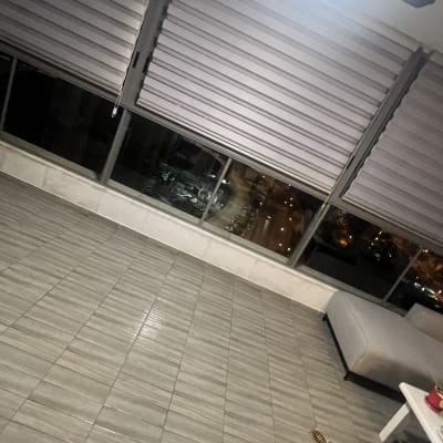 רצפה נקייה עם שולחן קטן וצמח