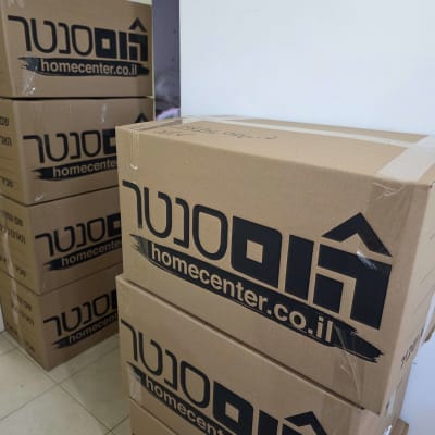 ארגזים עם לוגו הום סנטר, מסודרים בערימה