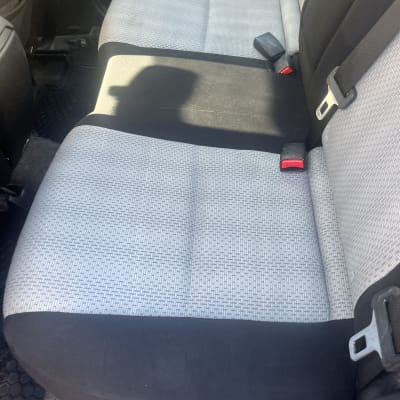 מושב רכב נקי עם חגורות בטיחות