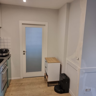 קיר צבוע עם דלת ומטבח בצד