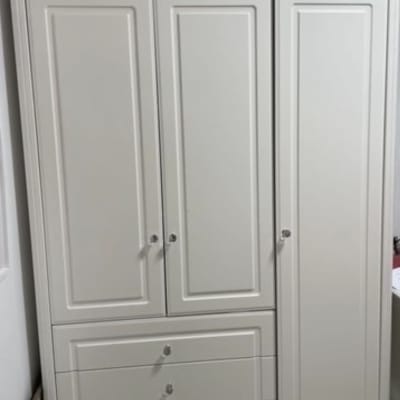 ארון בגדים לבן עם דלתות ומגירות