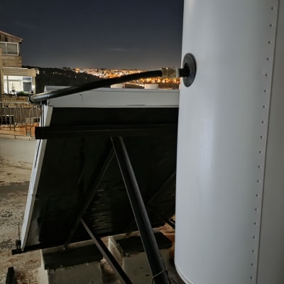 דוד שמש ומערכת חימום על גג בלילה