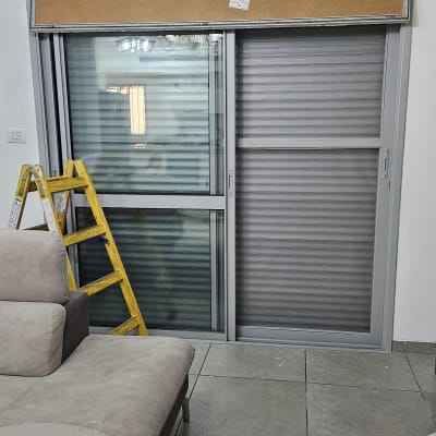 תריסים מותקנים עם סולם וכלים על שולחן