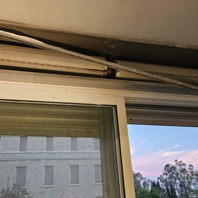 תריסים וחלון עם נוף חיצוני