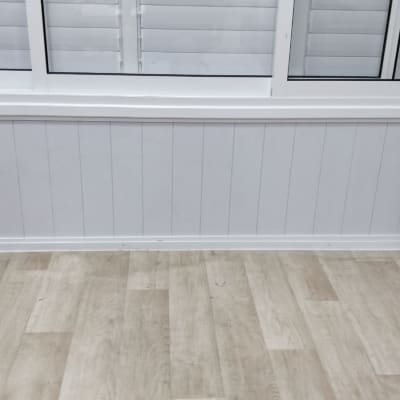 חלונות עם מסגרות אלומיניום לבנות