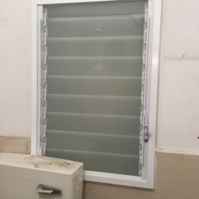 חלון זכוכית עם תריסים אופקיים לבנים