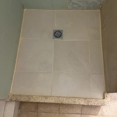 רצפת מקלחת עם ריצוף חדש וניקוז