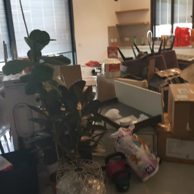 ארגזים וציוד ארוזים לקראת מעבר דירה