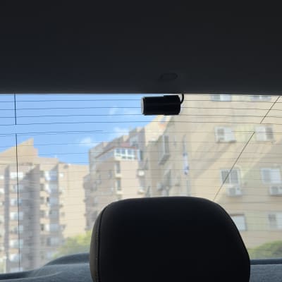 מצלמה מותקנת בחלק האחורי של רכב