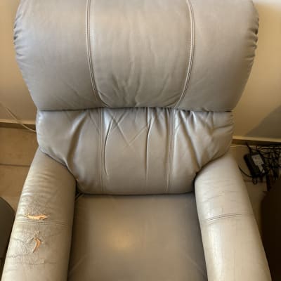 כיסא עור עם קרעים בידית