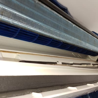 חלק פנימי של מזגן עם סוללה כחולה