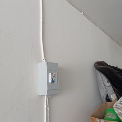 לוח חשמל עם חוטים מותקנים על קיר