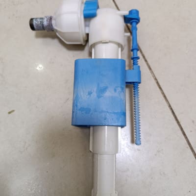 שסתום פלסטיק כחול ולבן עם חיבור מתכת