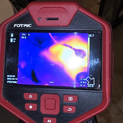 מצלמה תרמית מציגה חום על מסך, כלי לאיתור נזילות