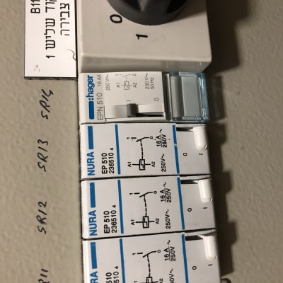 מפסקי חשמל ולוח בקרה עם כיתוב בעברית