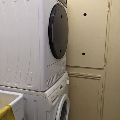 מכונת כביסה ומייבש כביסה מוערמים זה על זה