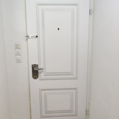 דלת לבנה עם ידית ומנעול כסופים
