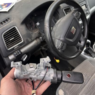 מנעול רכב ומפתח בתוך רכב