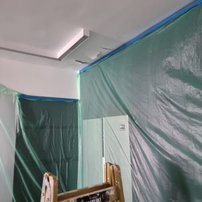 סולם וחיפוי פלסטיק לקראת צביעה