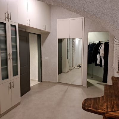 ארון בגדים ומראה בחדר מסודר