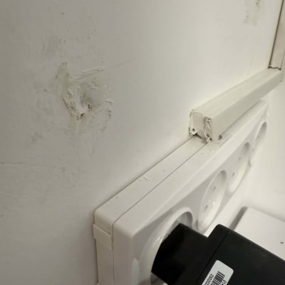 שקע חשמל מותקן על קיר לבן