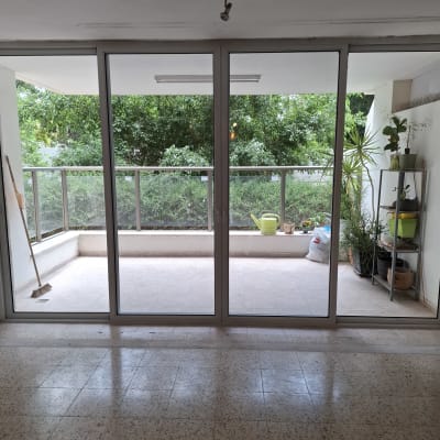 דלתות אלומיניום מזכוכית עם מסגרת מתכת