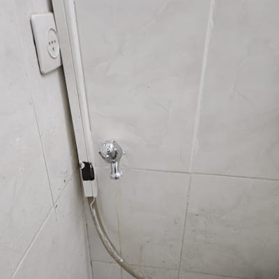 ברז מים עם צינור מחובר לקיר קרמיקה