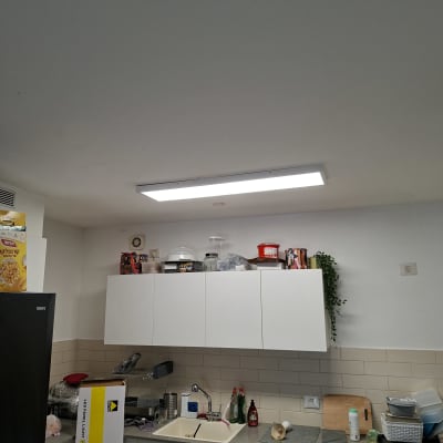 מטבח עם ארונות, כיור ותאורה עליונה