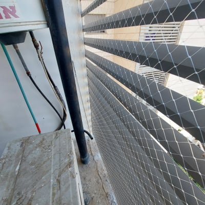 רשת מתוחה למניעת כניסת יונים במרפסת