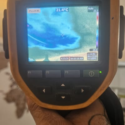 מד חום תרמי מציג טמפרטורה של 21.4 מעלות צלזיוס