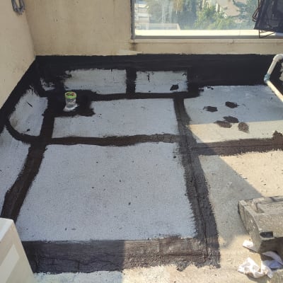 איטום גג עם יריעות ביטומניות וחומר איטום שחור