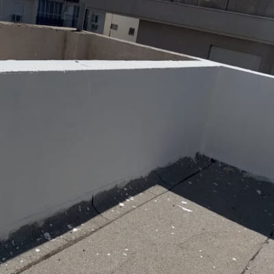 איטום גג שטוח ביריעות ביטומניות וציפוי לבן למעקה הגג