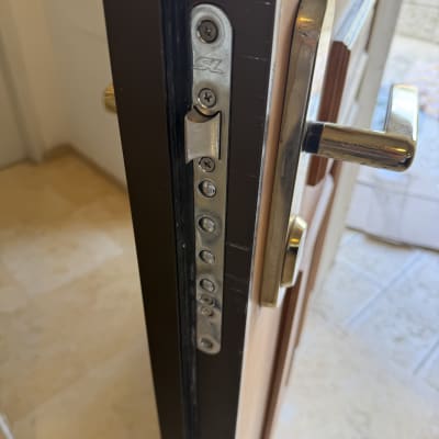 מנגנון נעילה וידית בדלת כניסה