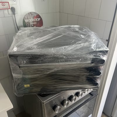 תנור עטוף בניילון במטבח