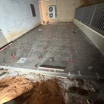 ריצוף חדש עם כלי עבודה באתר בנייה